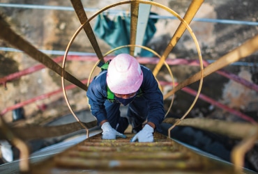 Pasarelas, barandillas y escaleras de seguridad: soluciones para zonas de tránsito elevado